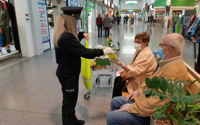 Policisté nabádali seniory, aby se nenechali okrást a podvést