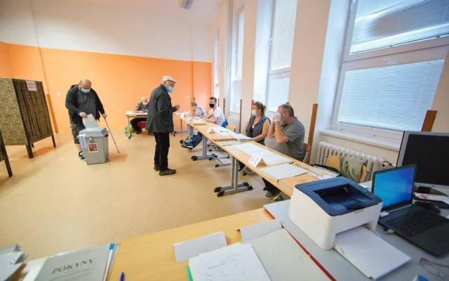 Volební místnosti otevřeny, na klidný průběh voleb dohlédnou policisté i strážníci
