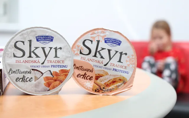 Islandská tradice v českých domovech. SKYR Bohušovické mlékárny zasytí, potěší a osladí vám den. A venku má novou zimní edici!