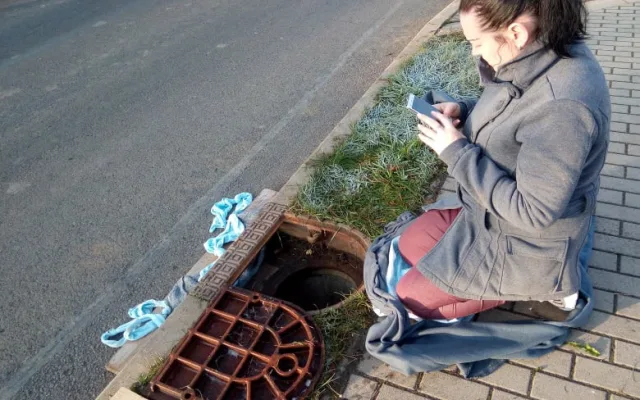 Záchrana koťat uvězněných v kanálu trvala deset hodin