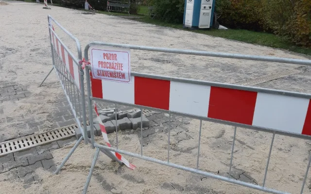 Chodov dokončuje úpravu prostranství kolem střediska KASS