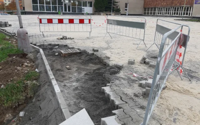 Chodov dokončuje úpravu prostranství kolem střediska KASS