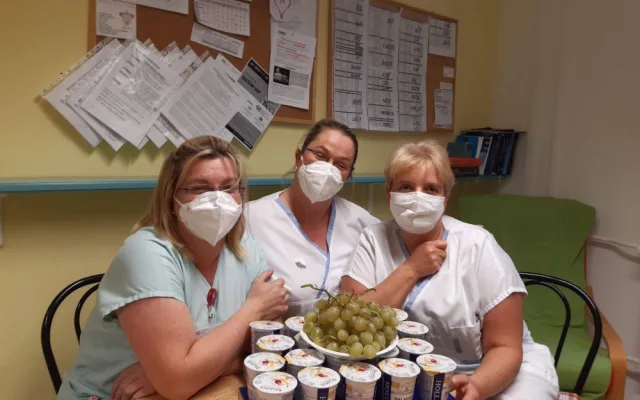 Dobrovolníci přijeli poděkovat karlovarským zdravotníkům, přivezli ovoce, jogurt, kávu a dopis