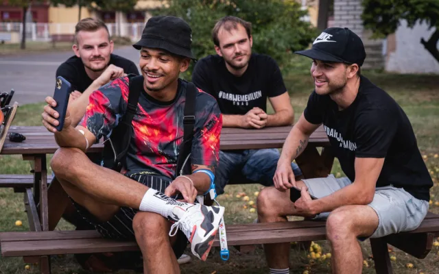 Na longboardech urazili přes 880 km napříč celou Českou republikou a získali téměř půl miliónu korun pro malého Milánka