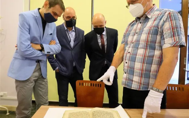 Kronika Chebu z 18. století se prodávala na bleším trhu v německém Frankfurtu