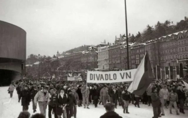 Pátek 17. listopadu 1989 byl v Karlových Varech běžným dnem