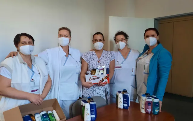 Počet lidí nemocných Covid-19 klesá ve všech třech okresech