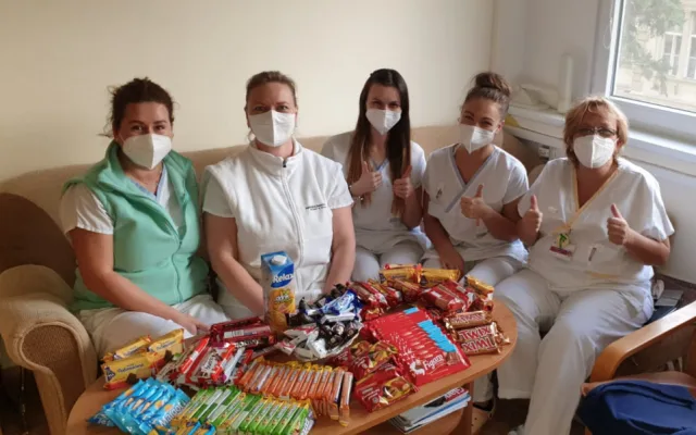 Počet lidí nemocných Covid-19 klesá ve všech třech okresech