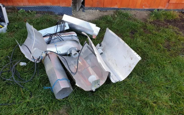 Pěstírnu konopí nalezli policisté v rodinném domku na Sokolovsku