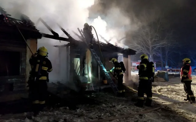 FOTO: Hasiče zaměstnal požár zemědělské usedlosti
