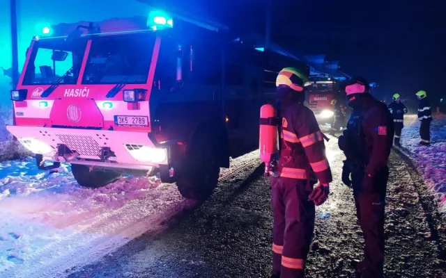 FOTO: Hasiče zaměstnal požár zemědělské usedlosti