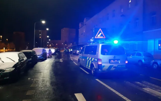 Sedmdesátiletý řidič autobusu poškodil 11 zaparkovaných aut