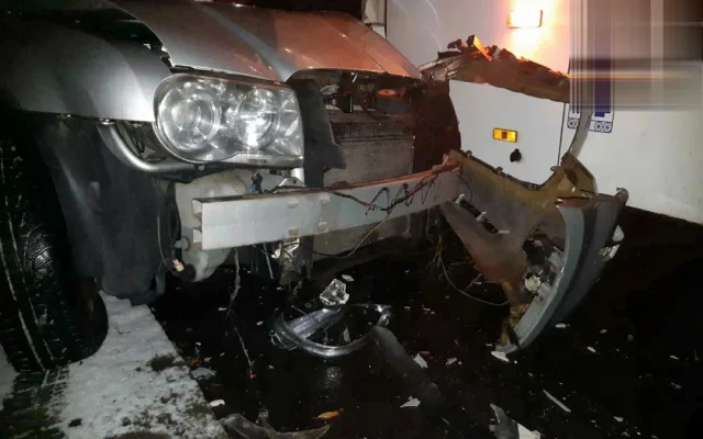 Sedmdesátiletý řidič autobusu poškodil 11 zaparkovaných aut