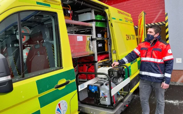 Krajští záchranáři dostali tři nové vozy, dva speciály pro mimořádné účely a malou sanitku