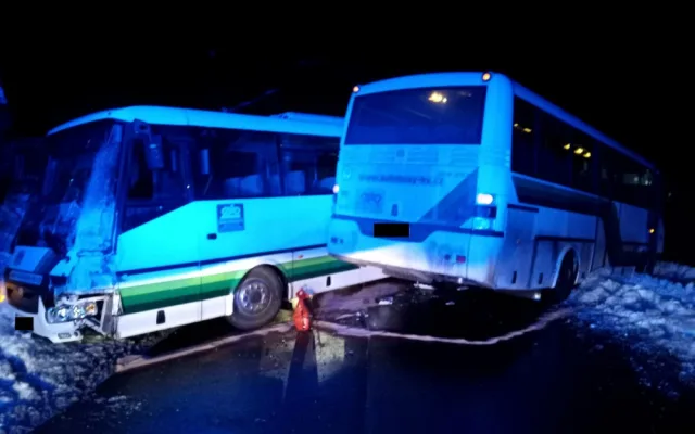 Dva linkové autobusy se srazily na namrzlé vozovce, jeden z řidičů je zraněný