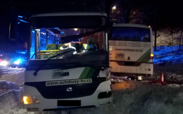 Dva linkové autobusy se srazily na namrzlé vozovce, jeden z řidičů je zraněný