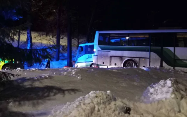 Dva linkové autobusy se srazily na namrzlé vozovce, jeden z řidičů je zraněný