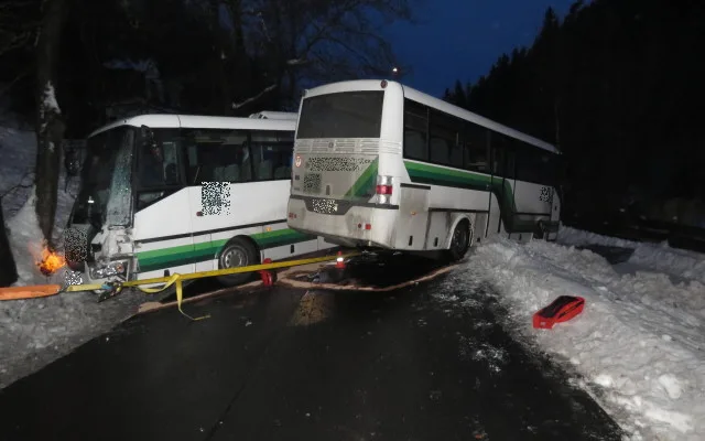 Dva linkové autobusy se srazily na namrzlé vozovce, jeden z řidičů je zraněný