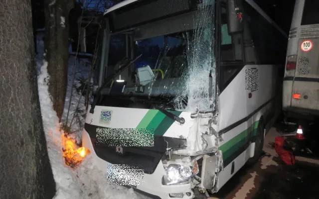 Dva linkové autobusy se srazily na namrzlé vozovce, jeden z řidičů je zraněný