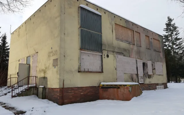 Vyhořelou výrobnu knedlíků chce město přestavět na moderní knihovnu