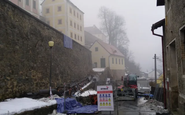 Hrad a zámek Bečov řeší mimořádnou událost, praskla zde historická kamenná zeď