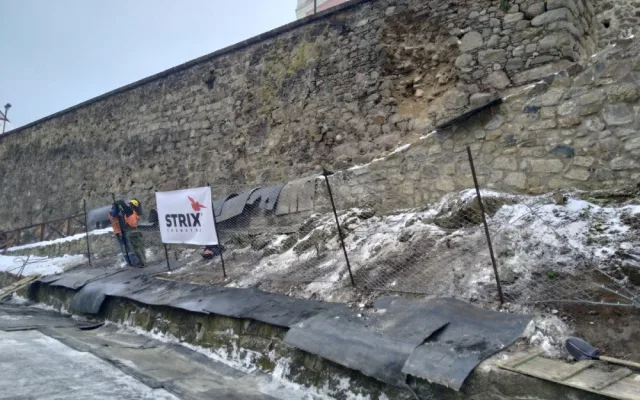 Hrad a zámek Bečov řeší mimořádnou událost, praskla zde historická kamenná zeď