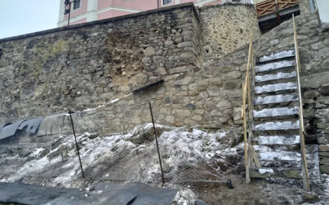 Hrad a zámek Bečov řeší mimořádnou událost, praskla zde historická kamenná zeď