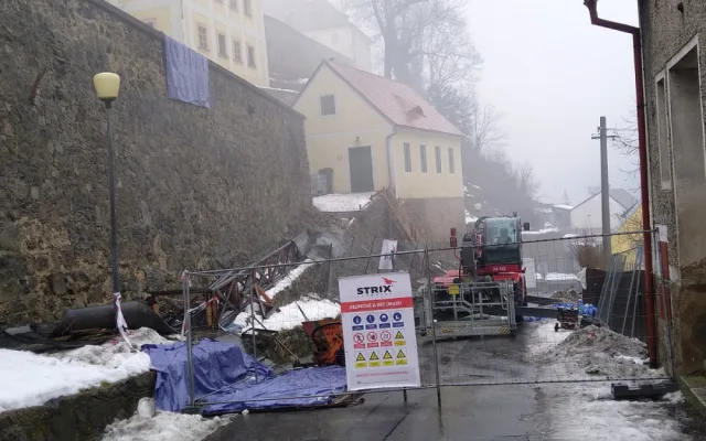 Hrad a zámek Bečov řeší mimořádnou událost, praskla zde historická kamenná zeď