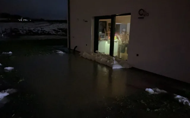 Obleva zvedla hladiny řek, hasiči už odčerpávali vodu ze sklepů