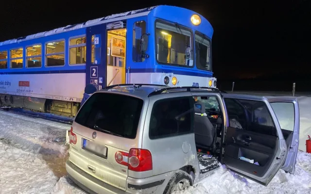 Vlak smetl na přejezdu auto, řidič v něm zůstal zaklíněny
