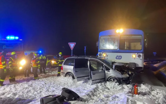 Vlak smetl auto na přejezdu, zaklíněného řidiče museli vyprostit hasiči
