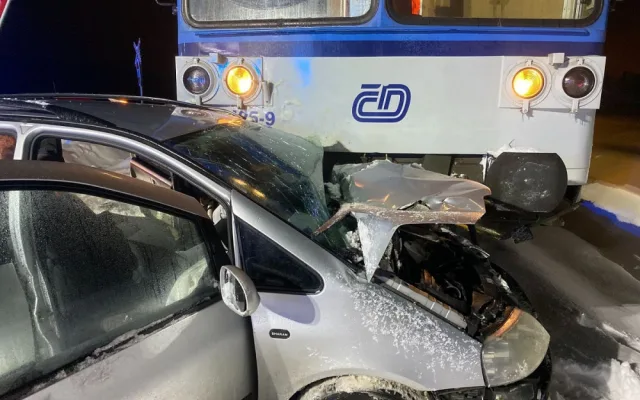 Vlak smetl auto na přejezdu, zaklíněného řidiče museli vyprostit hasiči