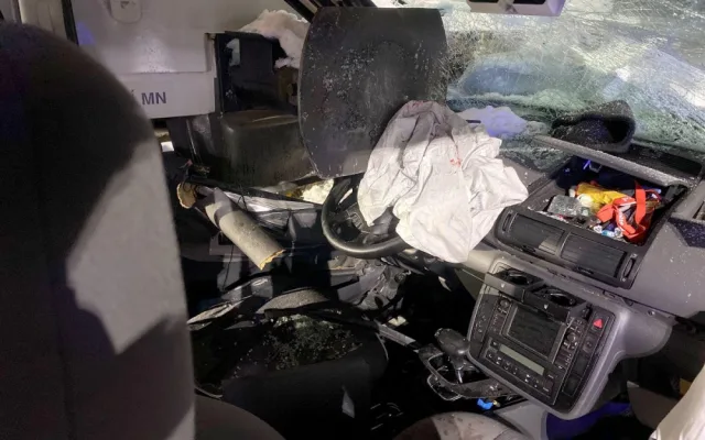 Vlak smetl auto na přejezdu, zaklíněného řidiče museli vyprostit hasiči