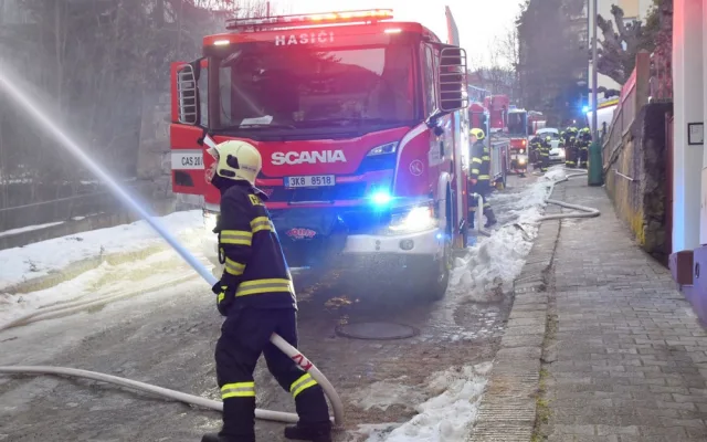 V Karlových Varech hoří budova bývalé tělocvičny, městem se šíří nepříjemný zápach