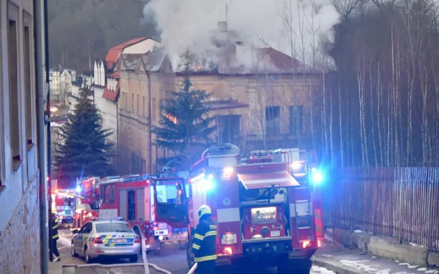 V Karlových Varech hoří budova bývalé tělocvičny, městem se šíří nepříjemný zápach