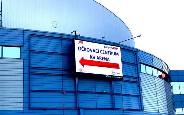 Očkování proti covid-19 se přesunuje do multifunkční haly, otvírá se první velkokapacitní centrum
