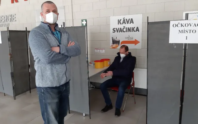 Očkování proti covid-19 se přesunuje do multifunkční haly, otvírá se první velkokapacitní centrum