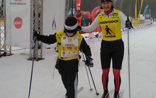 Třetina startovného na Virtuální ČEZ SkiTour vybaví díky Hervisu na zimu nevidomé účastníky