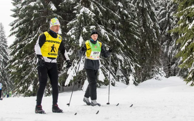 Třetina startovného na Virtuální ČEZ SkiTour vybaví díky Hervisu na zimu nevidomé účastníky
