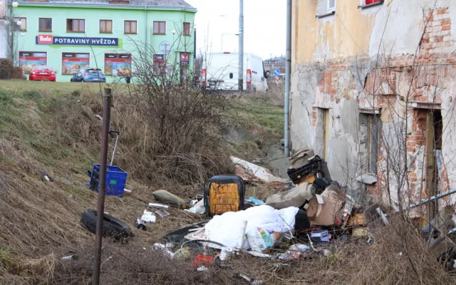 Lidé z problémové lokality se doslova topili v odpadcích, skládka zaplavila i samotné domy