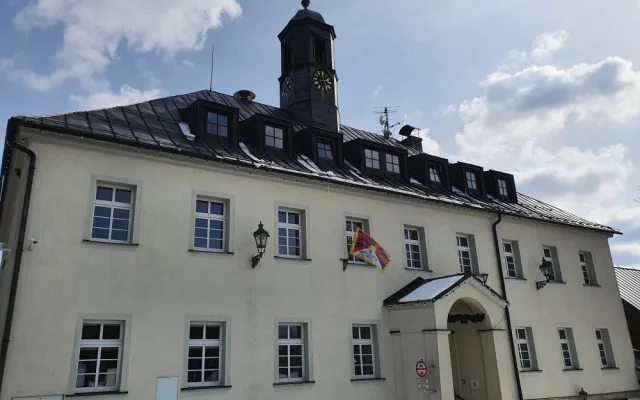 Historicky nejhorší kraj ve všem, se dnes v jedné věci zlepšil, poprvé v historii vyvěsil tibetskou vlajku