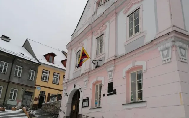 Historicky nejhorší kraj ve všem, se dnes v jedné věci zlepšil, poprvé v historii vyvěsil tibetskou vlajku