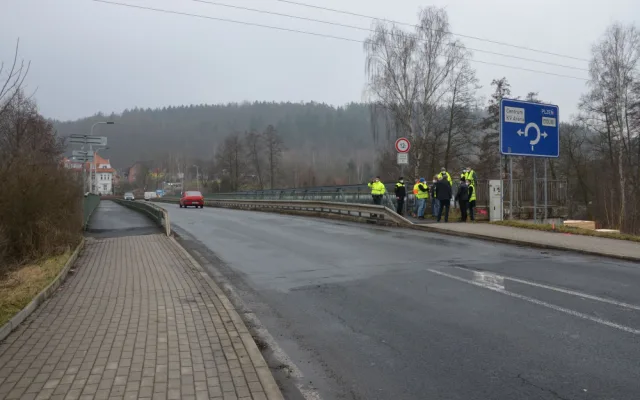 Pozor, začíná demolice Dvorského mostu, řidiči si musí zvyknout na objížďky