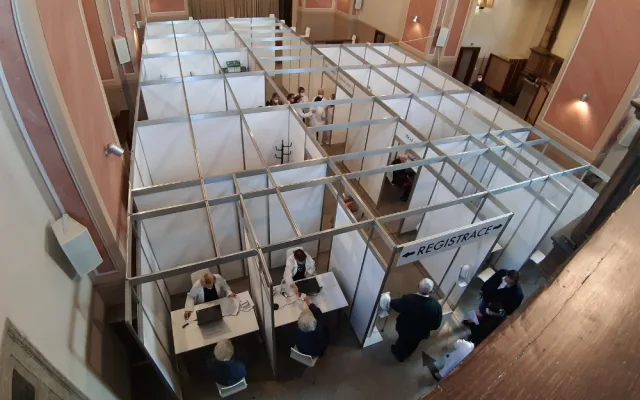 V nových centrech očkovali seniory Pfizerem a pedagogy AstraZenecou