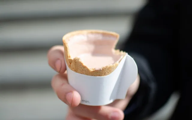 Slaný kelímek na pivo, sladký na kávu. Studenti z Prahy vyrábí jedlé kelímky