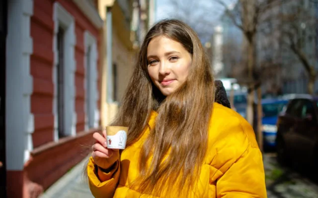 Slaný kelímek na pivo, sladký na kávu. Studenti z Prahy vyrábí jedlé kelímky