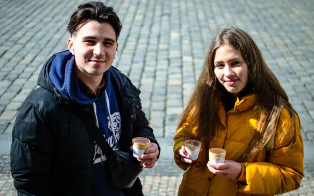 Slaný kelímek na pivo, sladký na kávu. Studenti z Prahy vyrábí jedlé kelímky
