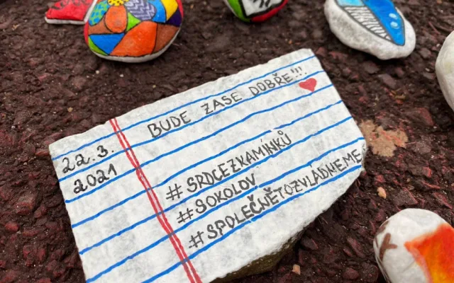 Bude zase dobře, lidé v Sokolově pomalovali kamínky jako poděkování pro zdravotníky