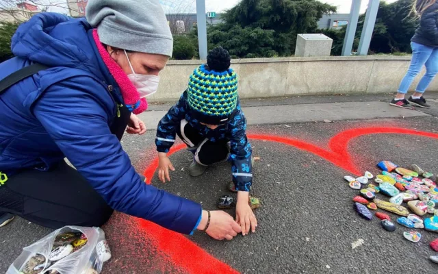 Bude zase dobře, lidé v Sokolově pomalovali kamínky jako poděkování pro zdravotníky