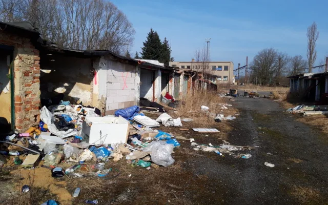Příjezdovou cestu ke garážím přehradila závora, radnice tak chce zamezit vzniku černých skládek